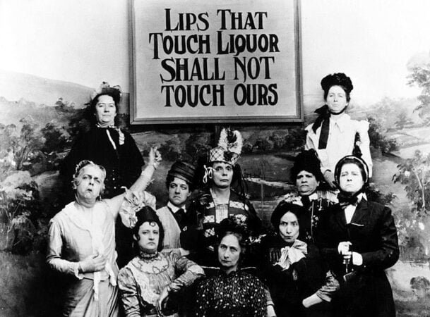 Pierwsze feministki protestujące z hasłem o treści - usta, które dotykają alkoholu, nie dotkną naszych ust
